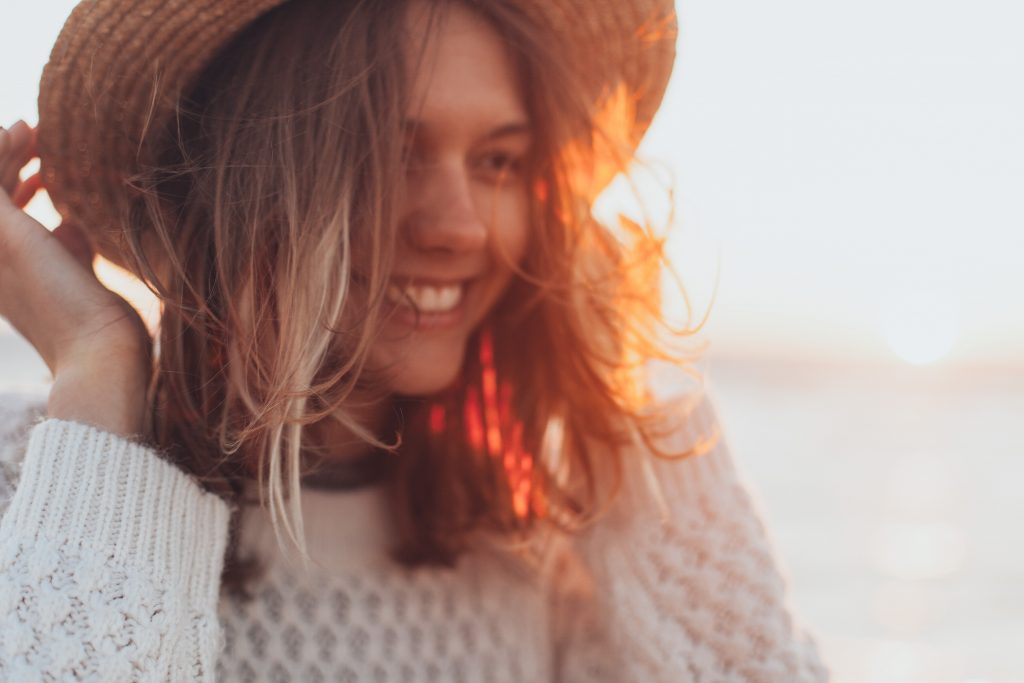 woman-smiling-wearing-hat