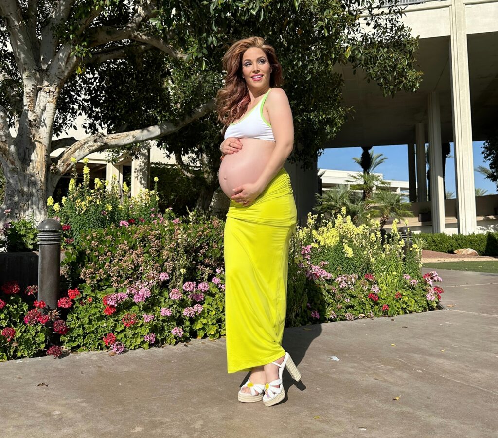 pregnancy-friendly-outfits-from-revolve