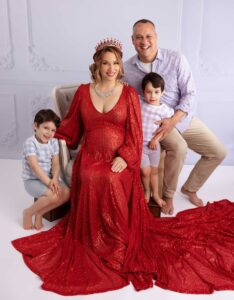 Queen-of-the-house-maternity-photo-idea